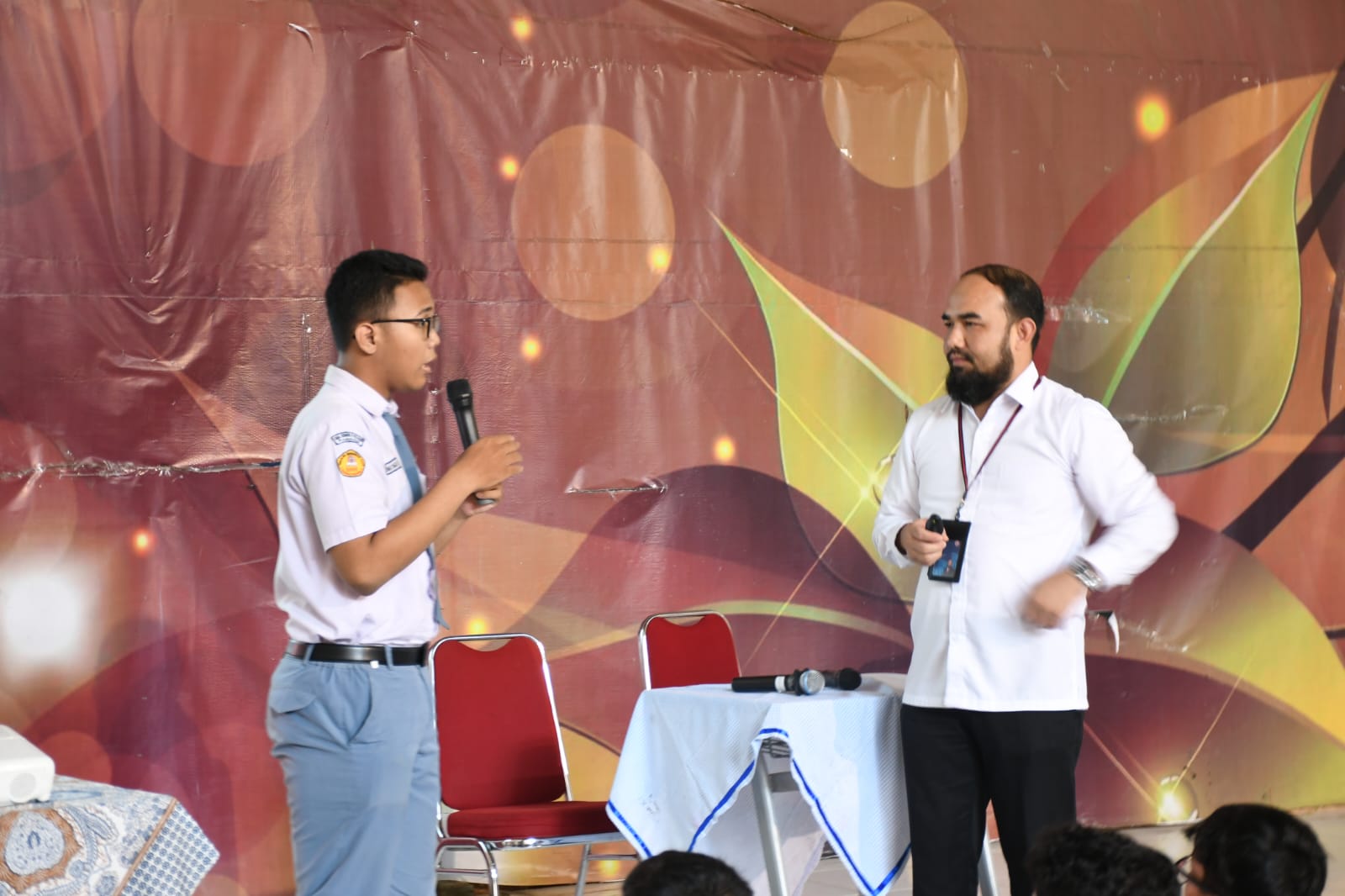 PT Semen Padang menggelar berbagai kegiatan peringati hari AIDS se dunia,, antara lain, sosialisasi dan edukasi tentang bahaya HIV/AIDS kepada siswa/wi SMA, lomba desain baliho Hari HIV/AIDS dan senam bersama